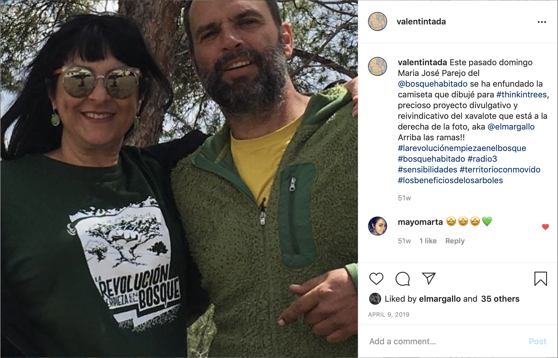 L'impulsor del projecte Think in trees, l'arborista Àlex Cuadrado, amb la Mª José Parejo, presentadora del programa "El bosque habitado" de Radio3, lluint la samarreta de "La revolución empieza en el bosque"